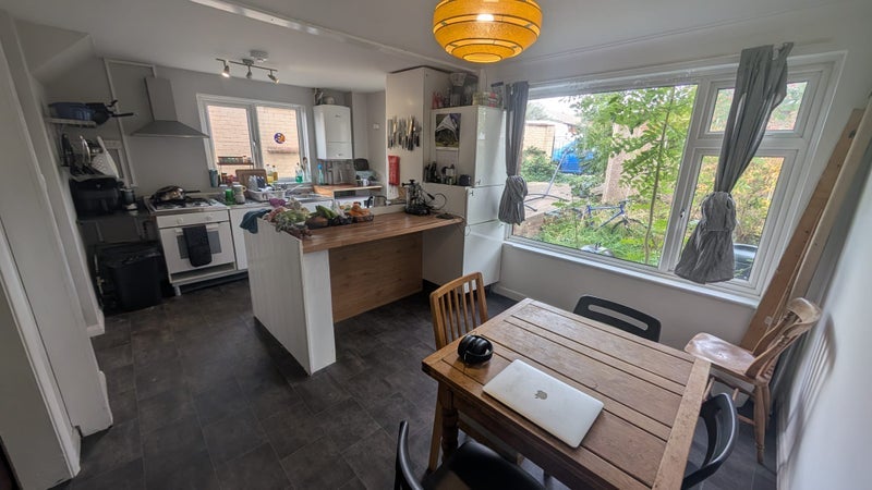Room Trentham Close in Bristol