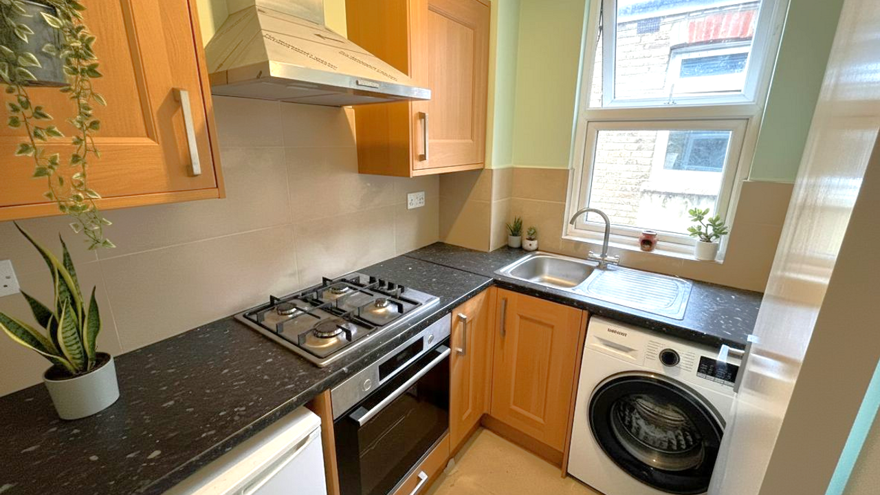 Flat Northcroft Road in Greater London