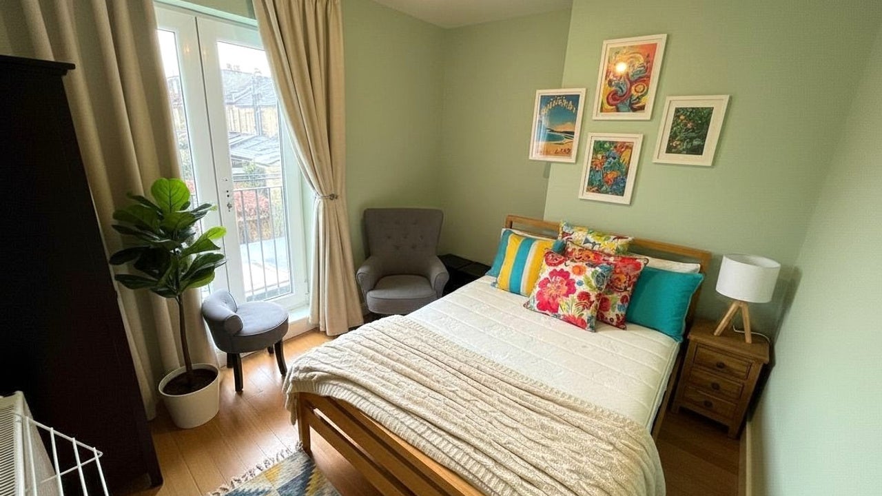 Flat Northcroft Road in Greater London