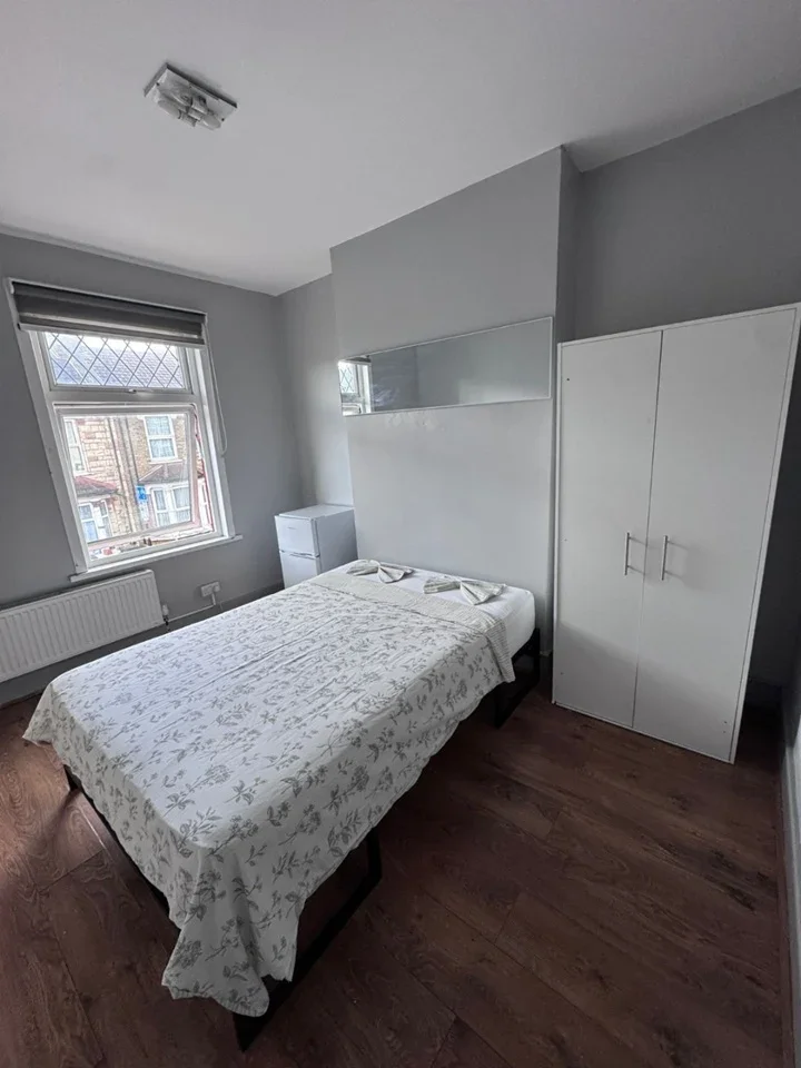 Room Strode Road in Greater London