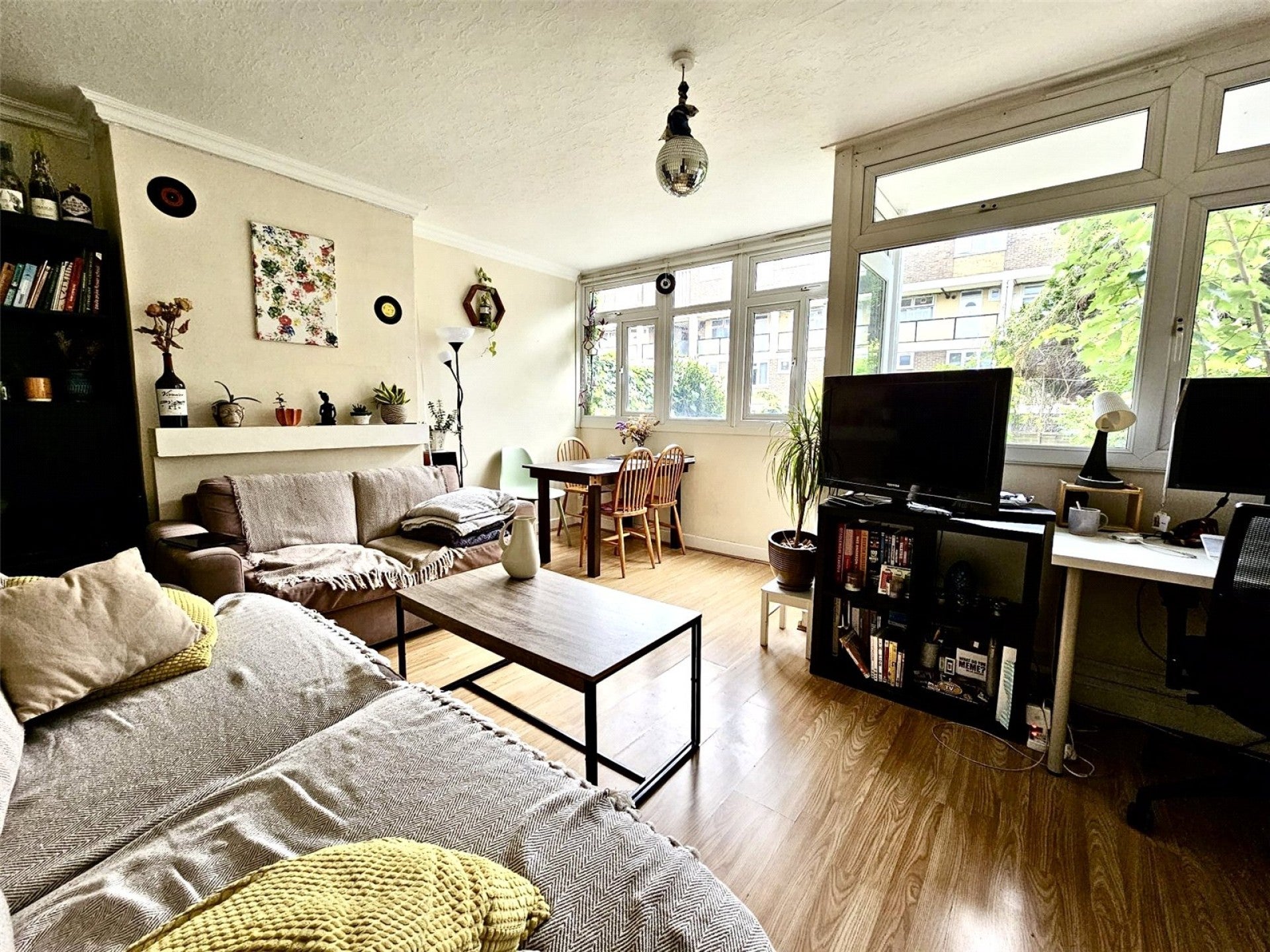 Flat Ballance Road in Greater London