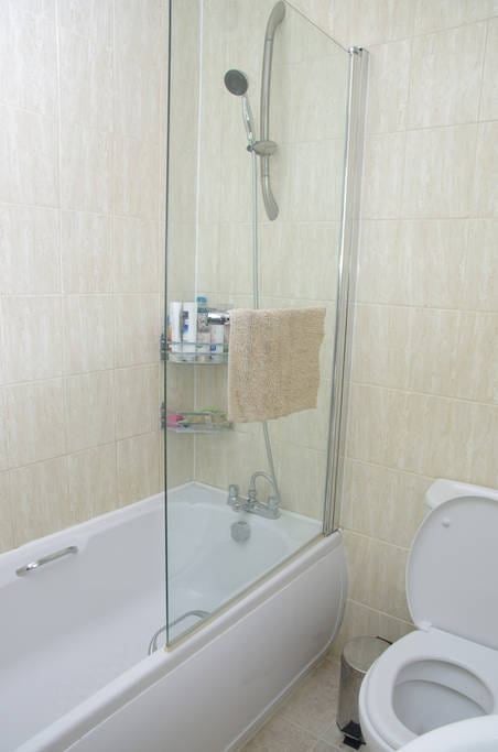 Room Germander Way in Greater London