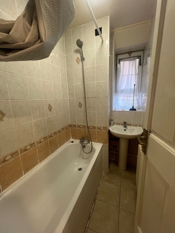 Room Hale Street in Greater London