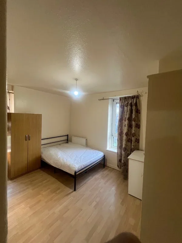 Room Hale Street in Greater London