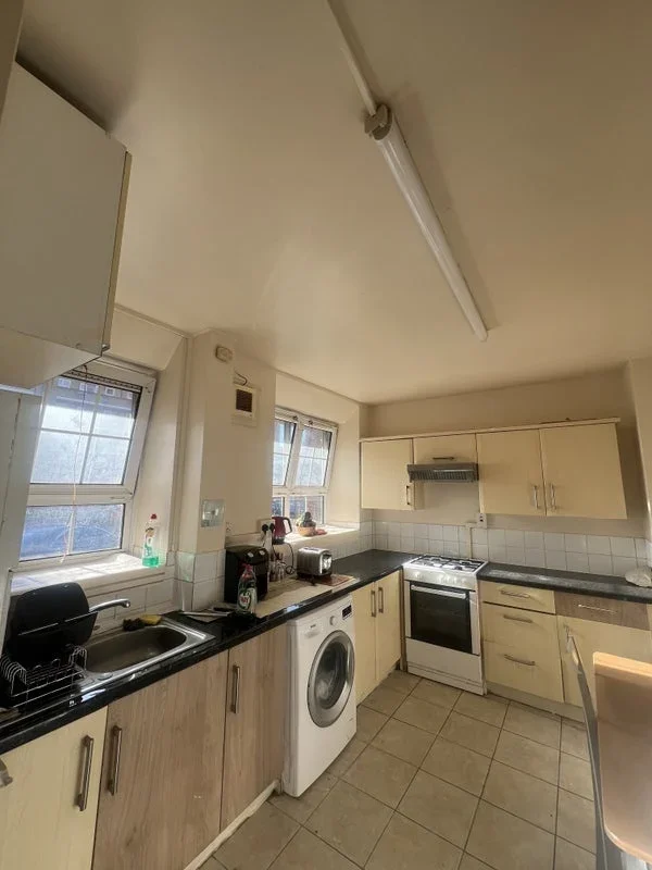 Room Hale Street in Greater London