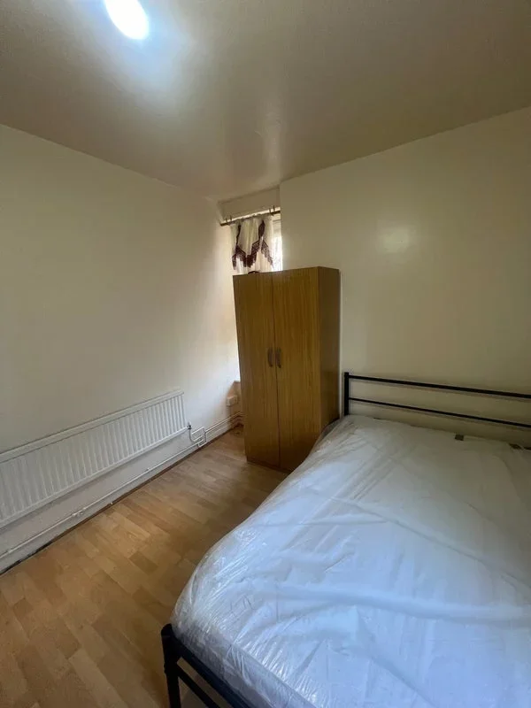 Room Hale Street in Greater London