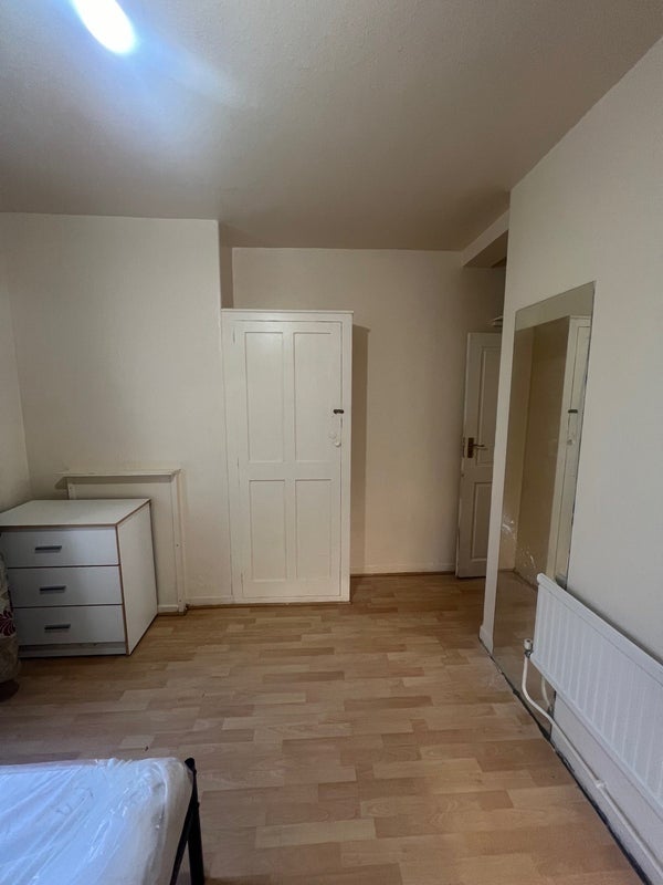 Room Hale Street in Greater London