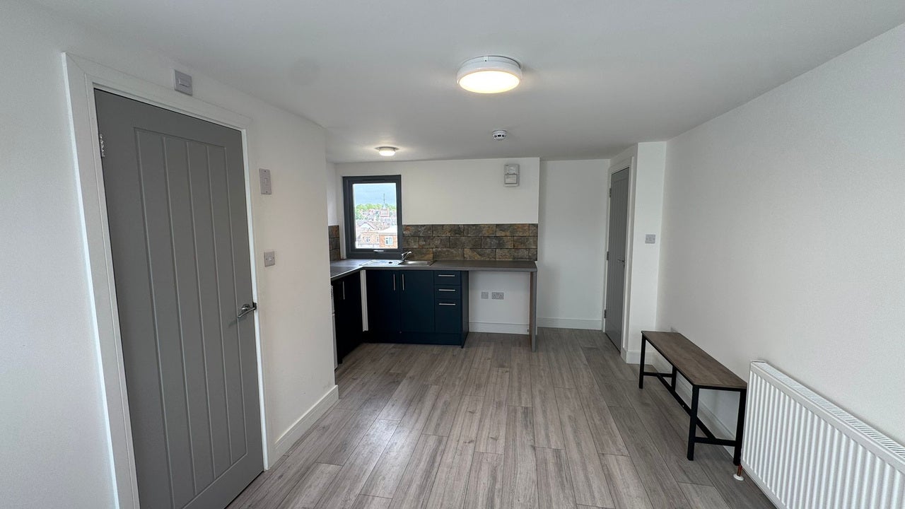 Room Avondale Road in Luton