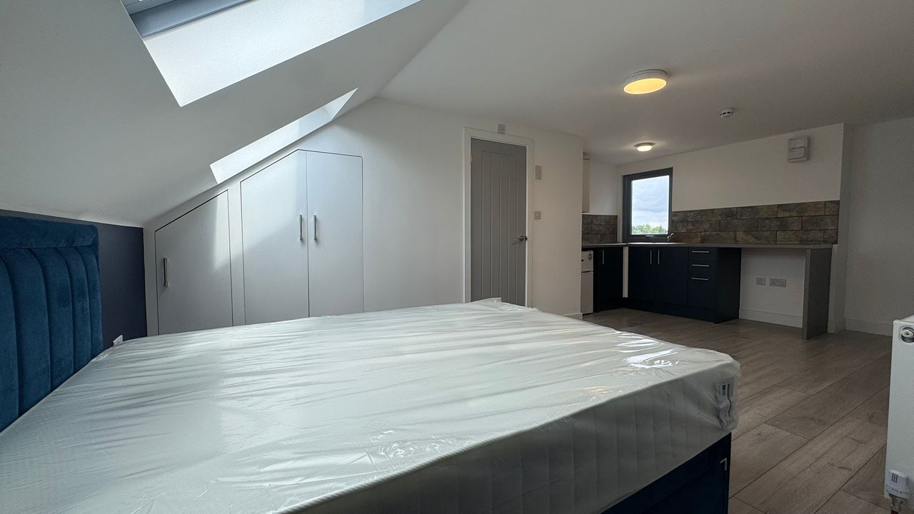 Room Avondale Road in Luton