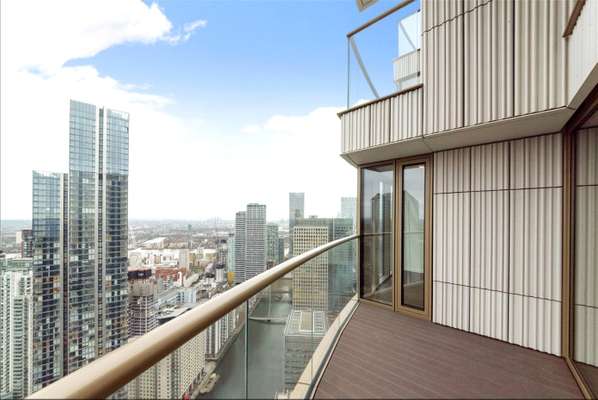 Flat Harbour Exchange Square in Greater London