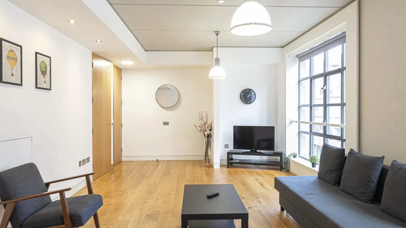 Flat Scrutton Street in Greater London
