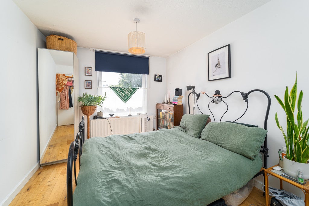 Flat Jarrow Road in Greater London