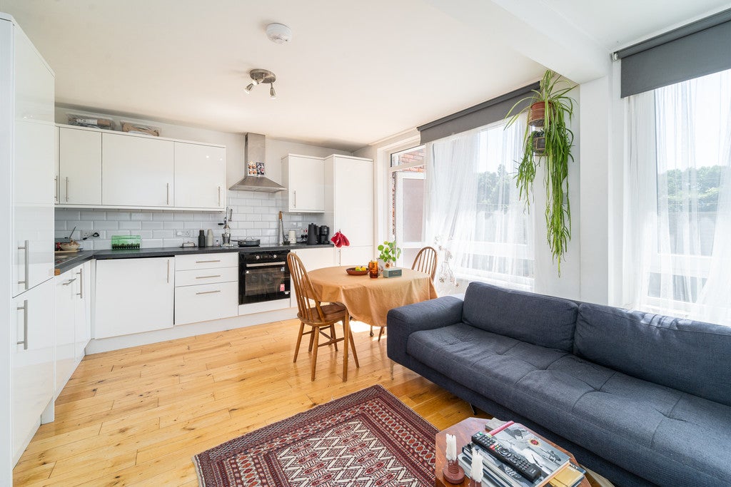 Flat Jarrow Road in Greater London