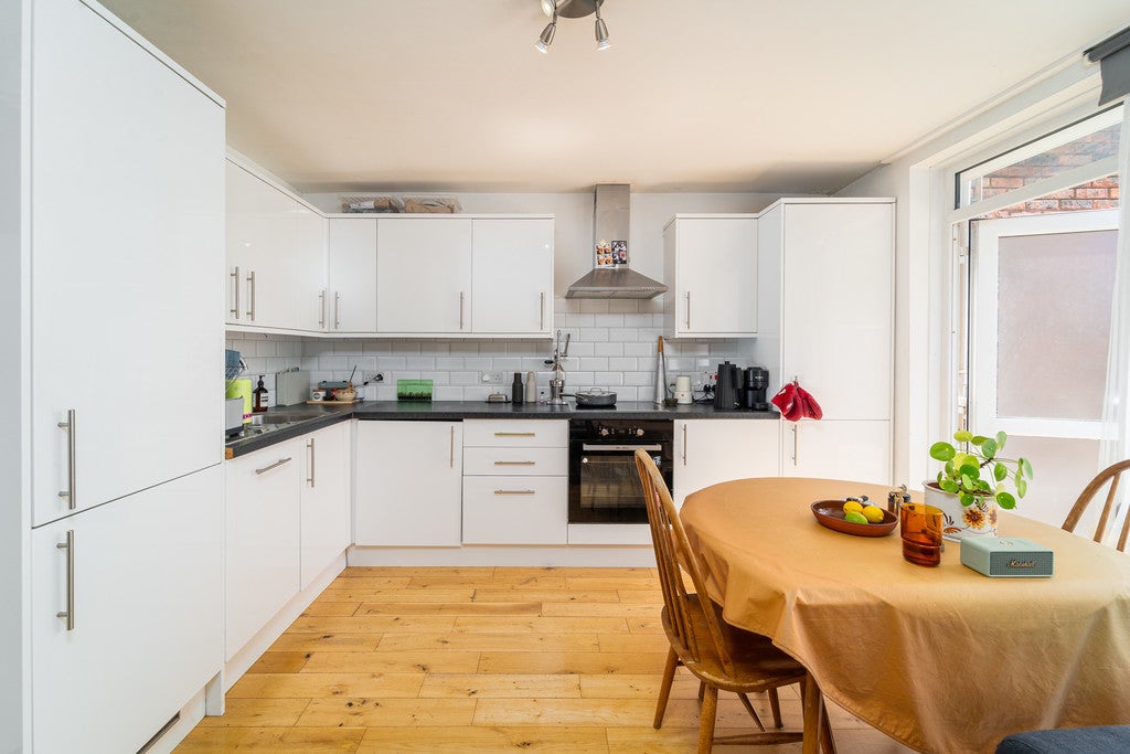 Flat Jarrow Road in Greater London