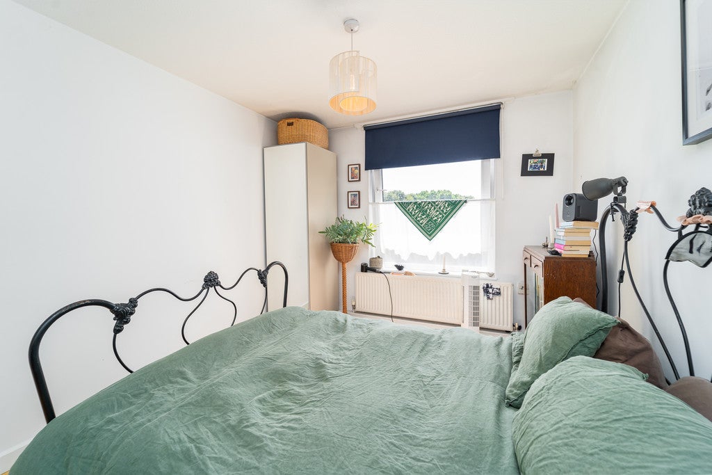 Flat Jarrow Road in Greater London