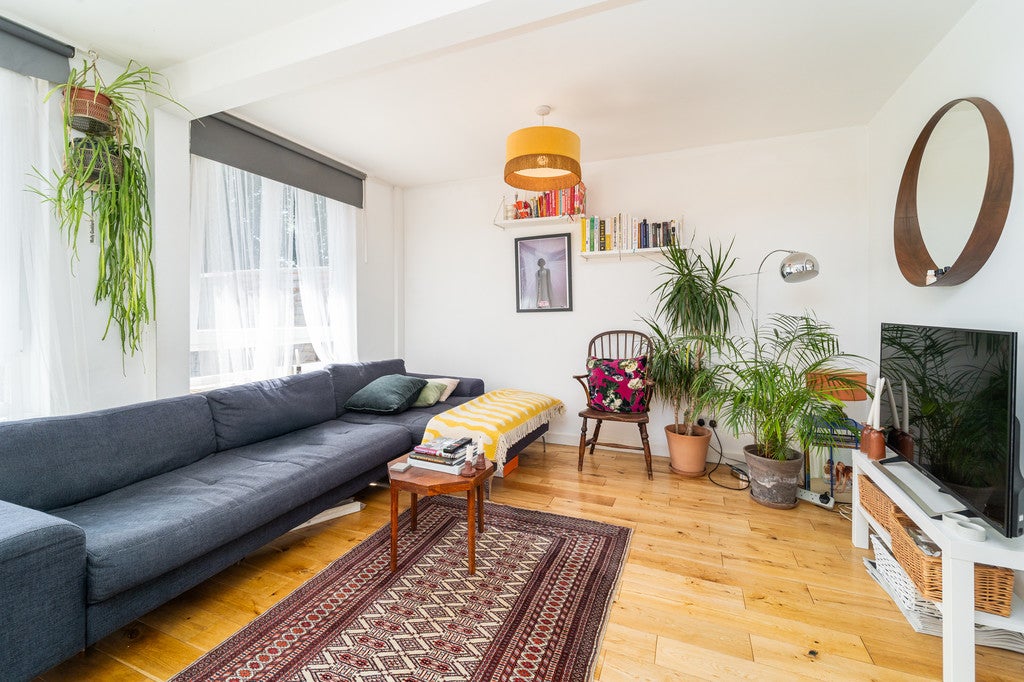 Flat Jarrow Road in Greater London
