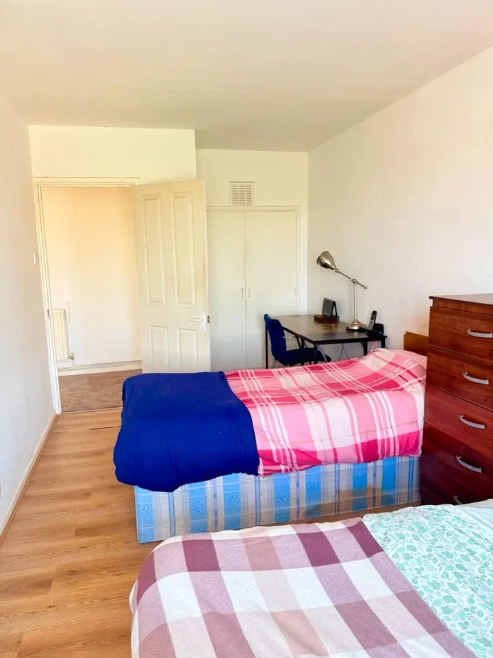 Flat Hunt Road in Greater London