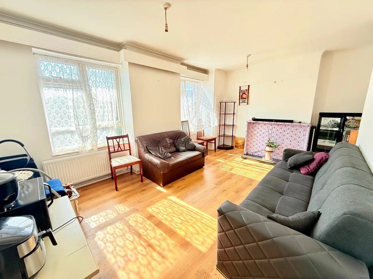 Flat Hunt Road in Greater London