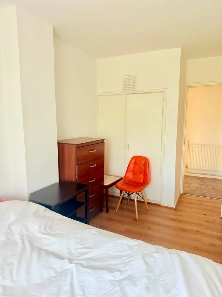 Flat Hunt Road in Greater London