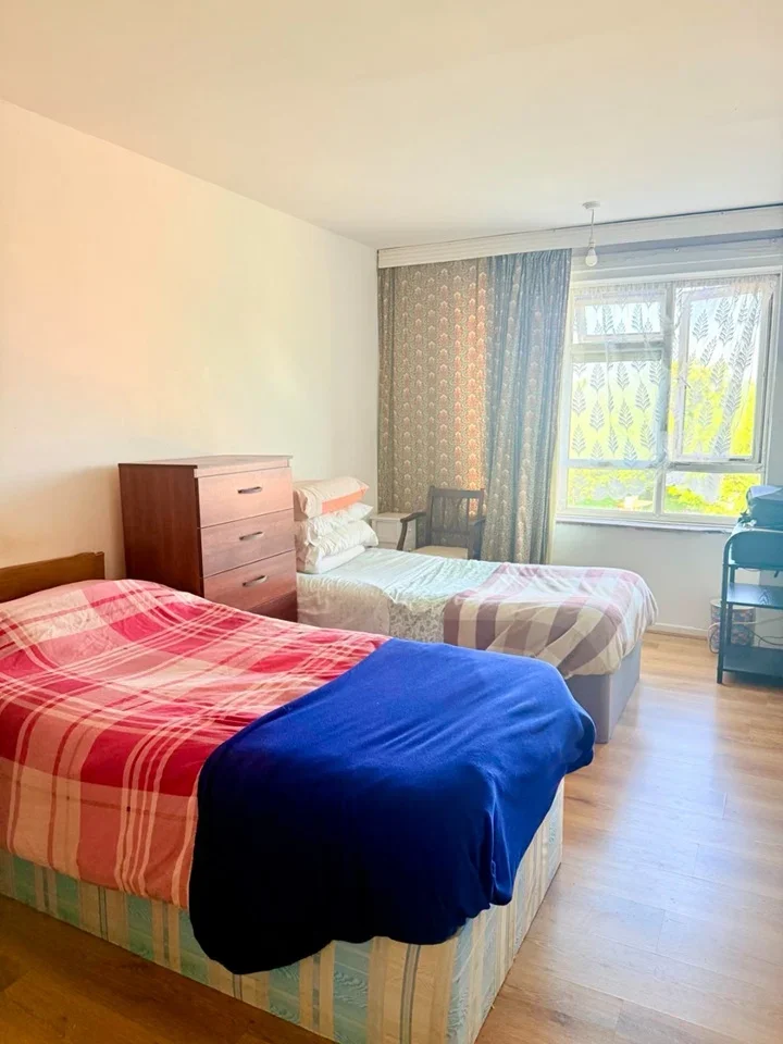 Flat Hunt Road in Greater London