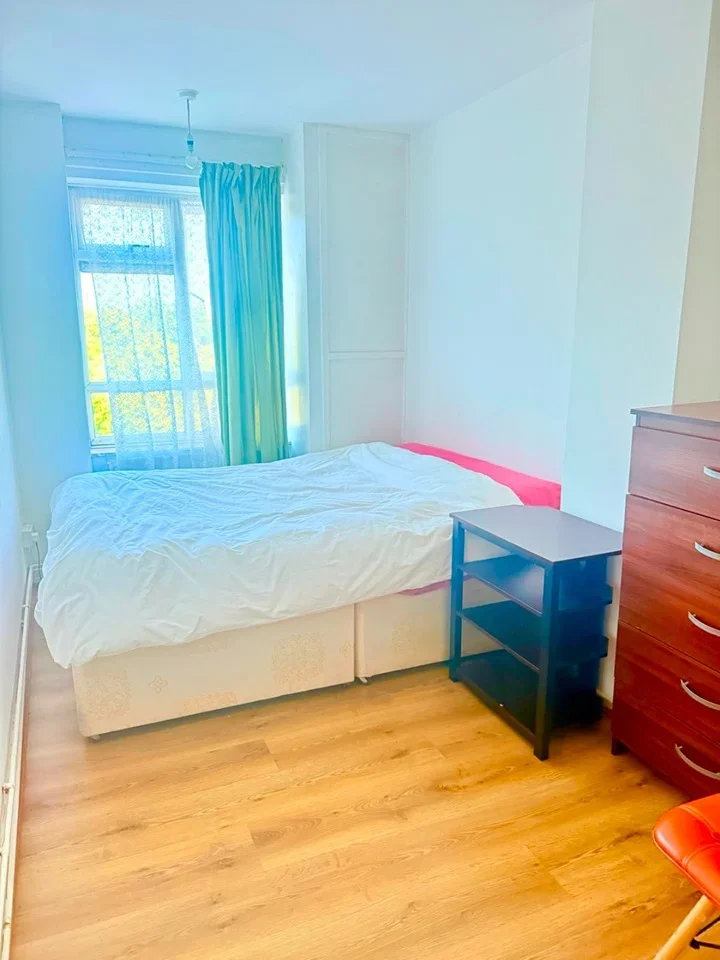 Flat Hunt Road in Greater London