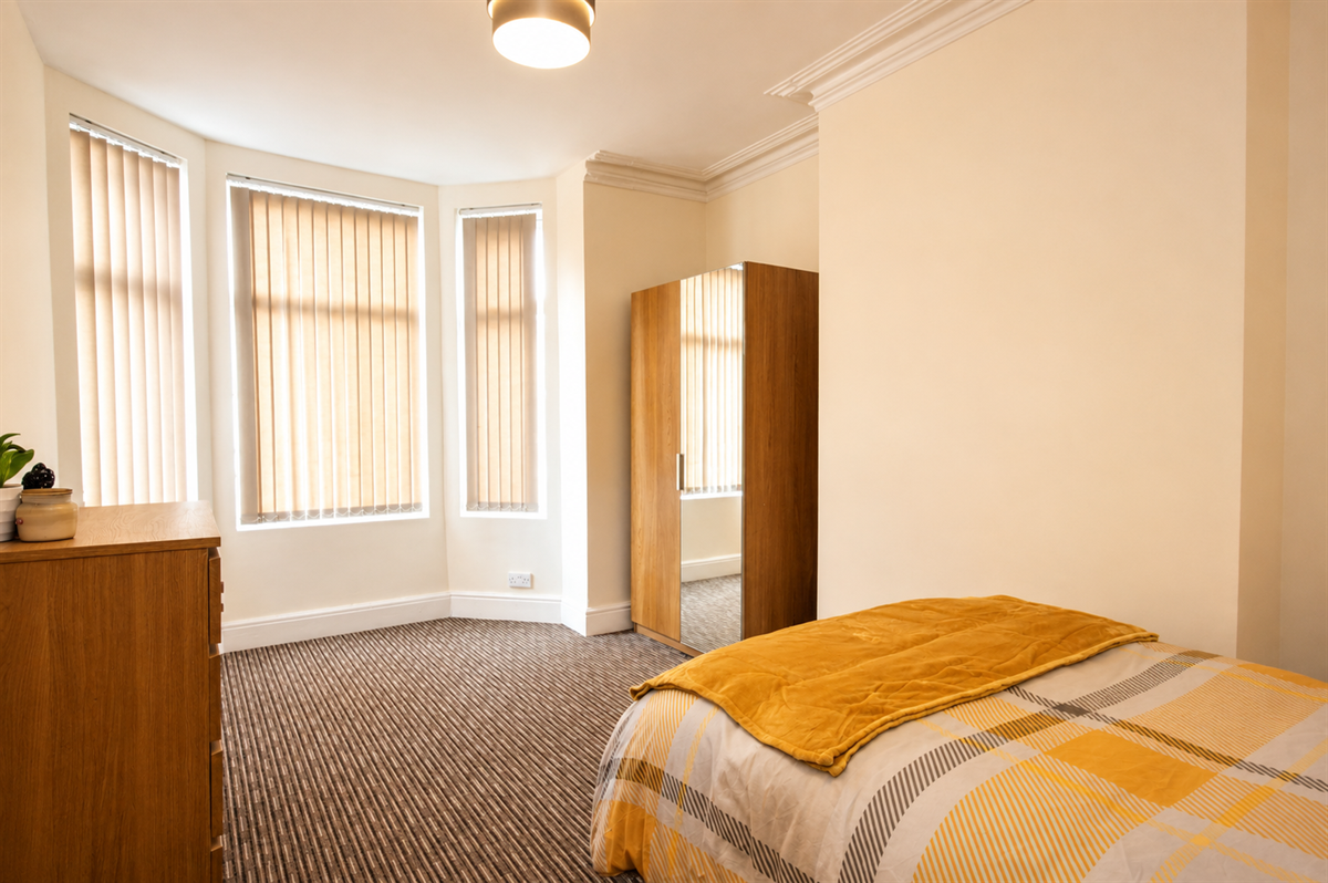 Room Carlton Road in Salford