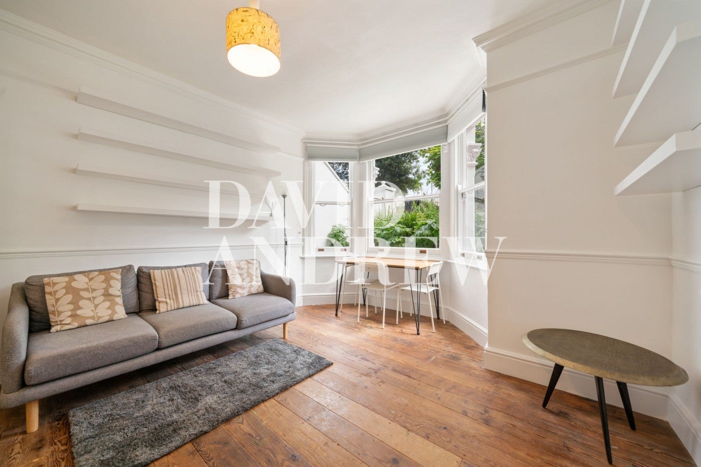 Flat Queen's Drive in Greater London