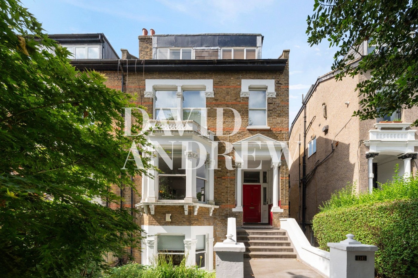 Flat Queen's Drive in Greater London