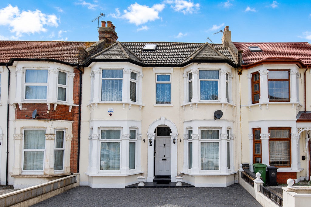 Flat Courtland Avenue in Greater London