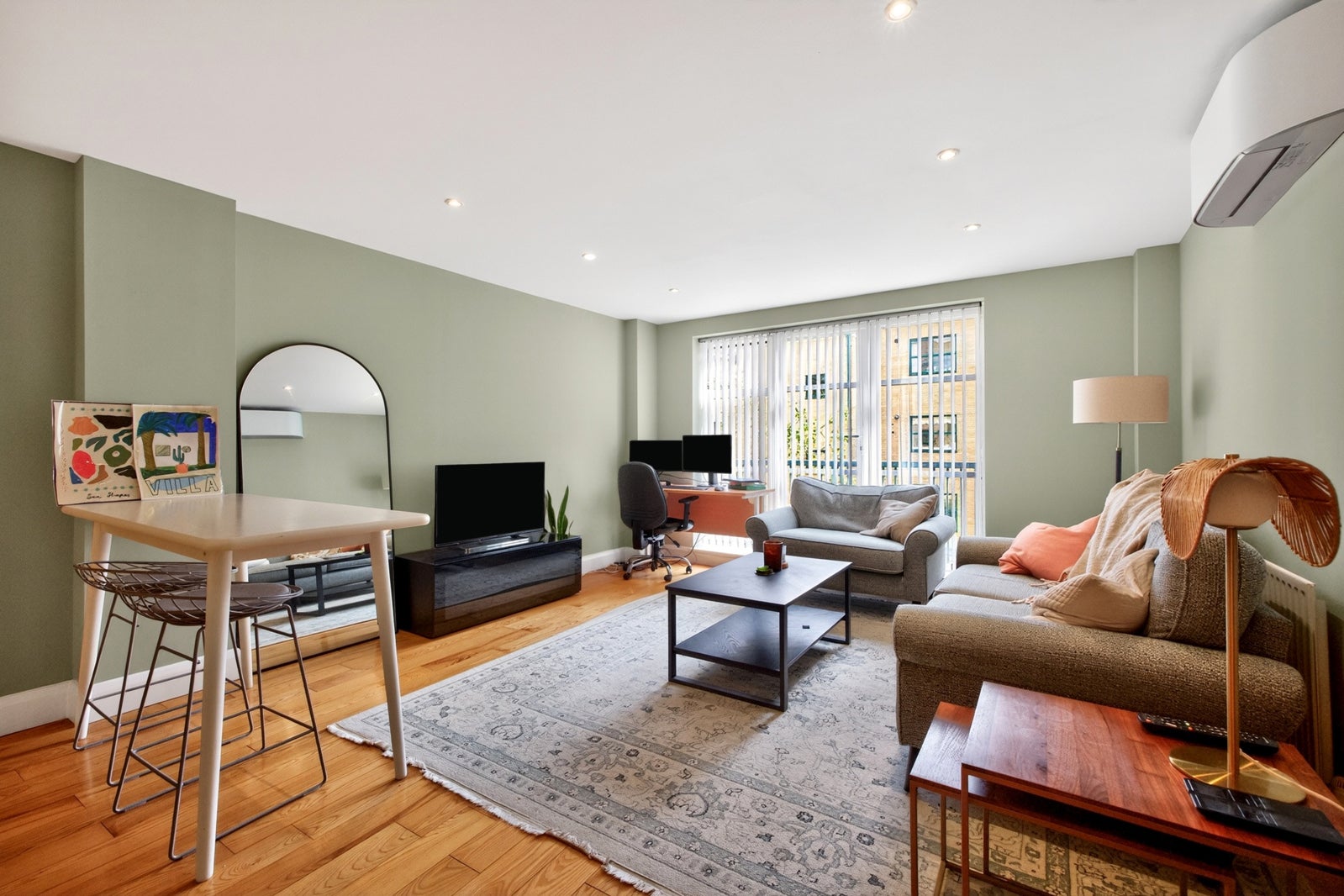 Flat Goswell Road in Greater London