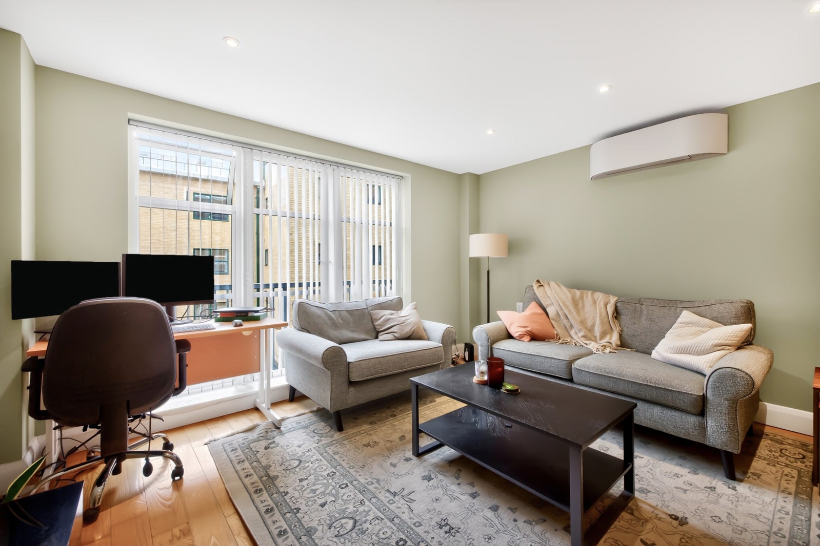 Flat Goswell Road in Greater London