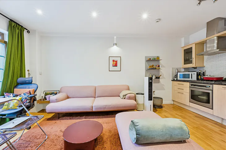 Flat Chicksand Street in Greater London