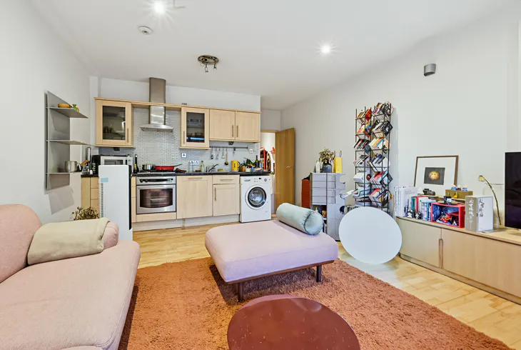 Flat Chicksand Street in Greater London