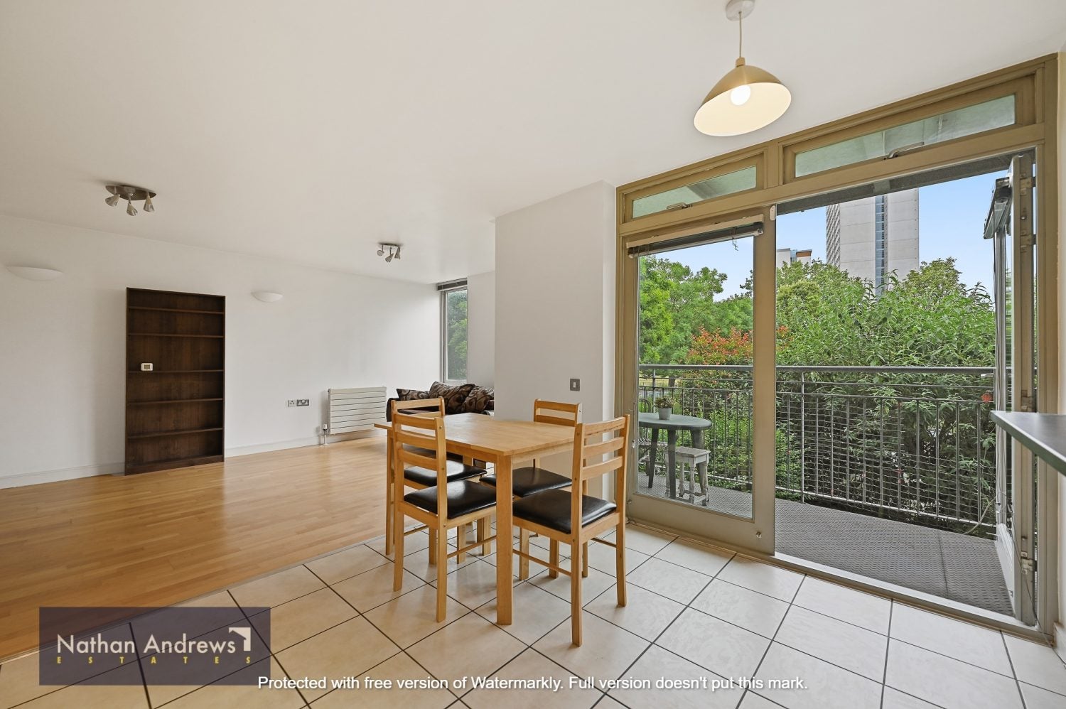 Flat Hunt Close in London