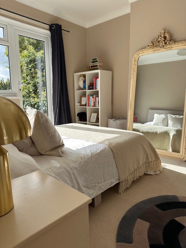 Flat Magdalen Road in Greater London