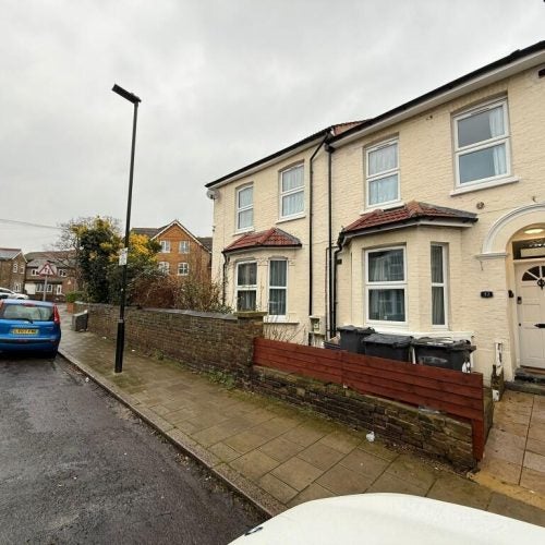 House Chapel Road in Greater London