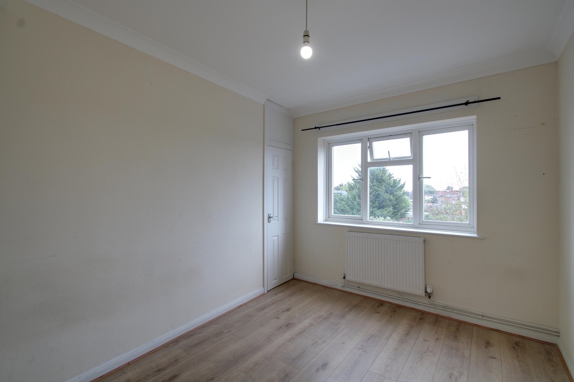 Flat Meadfield Road in Slough