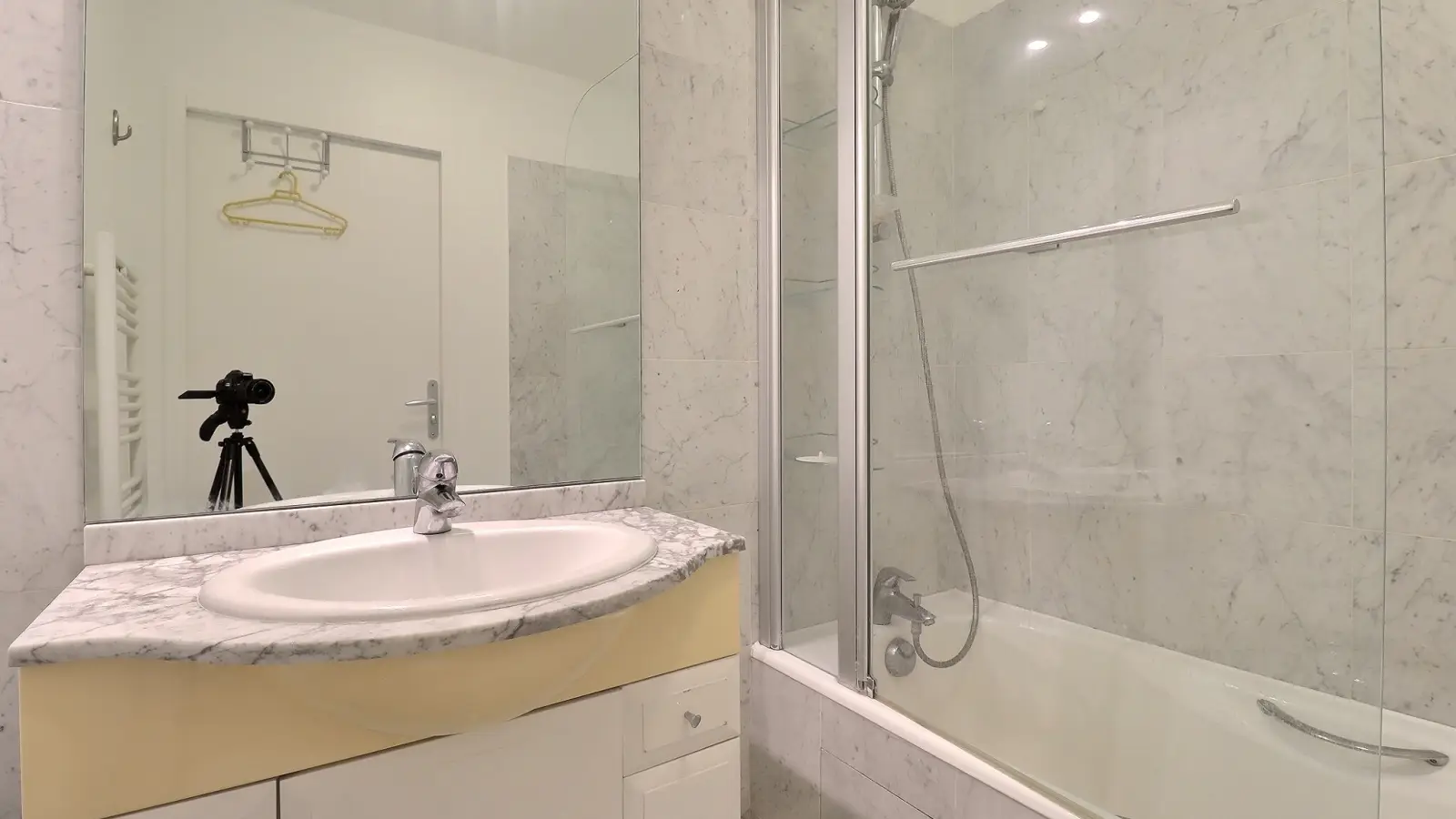 Flat Boulevard Diderot in Paris