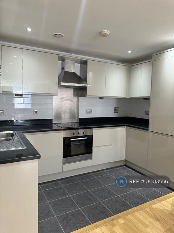 Flat Lanterns Way in Greater London