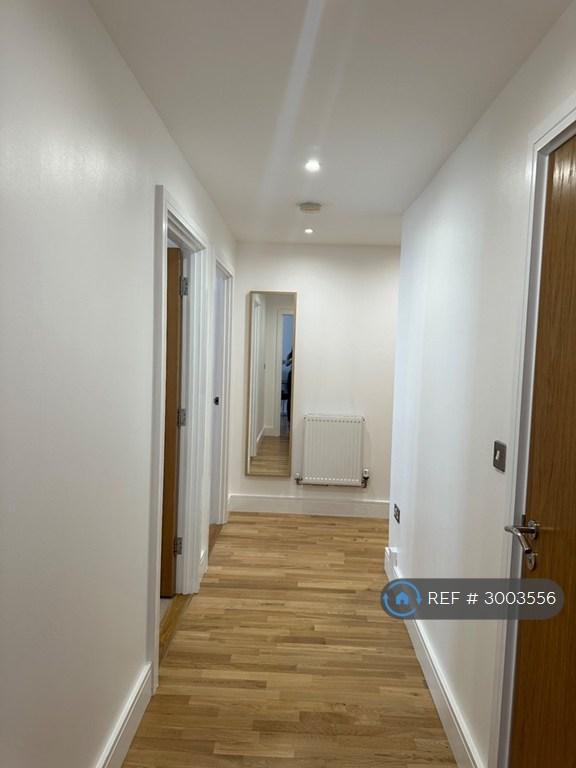 Flat Lanterns Way in Greater London