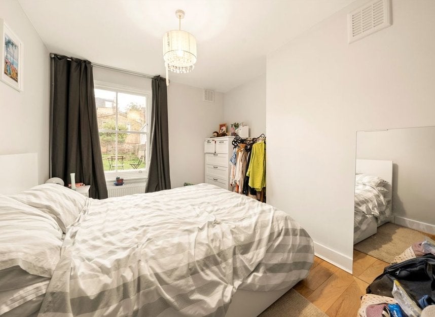 Flat Manse Road in Greater London