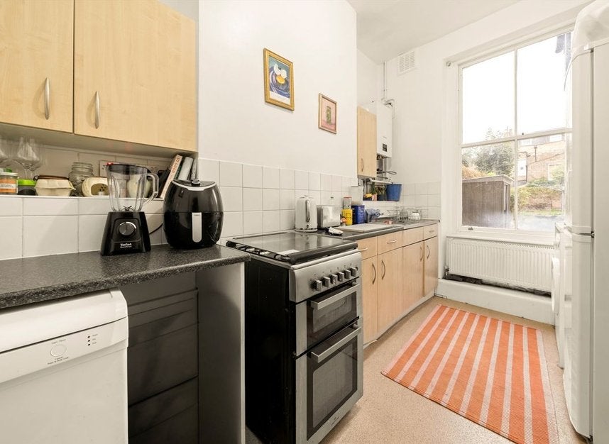 Flat Manse Road in Greater London
