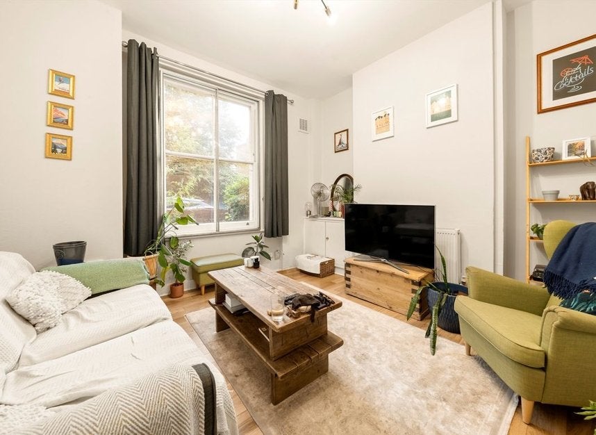 Flat Manse Road in Greater London