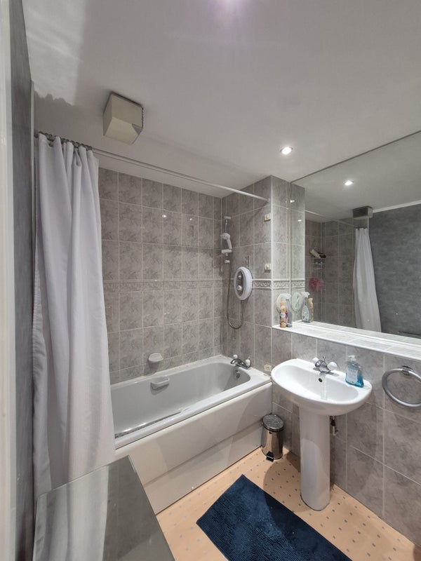 Room Orchard Brae Avenue in City of Edinburgh