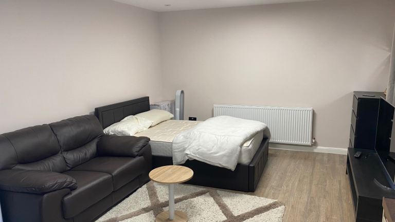 Flat Raleigh Avenue in Greater London
