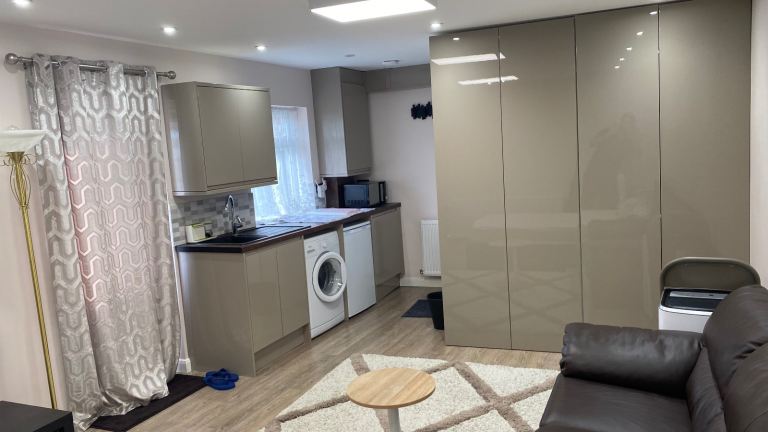 Flat Raleigh Avenue in Greater London