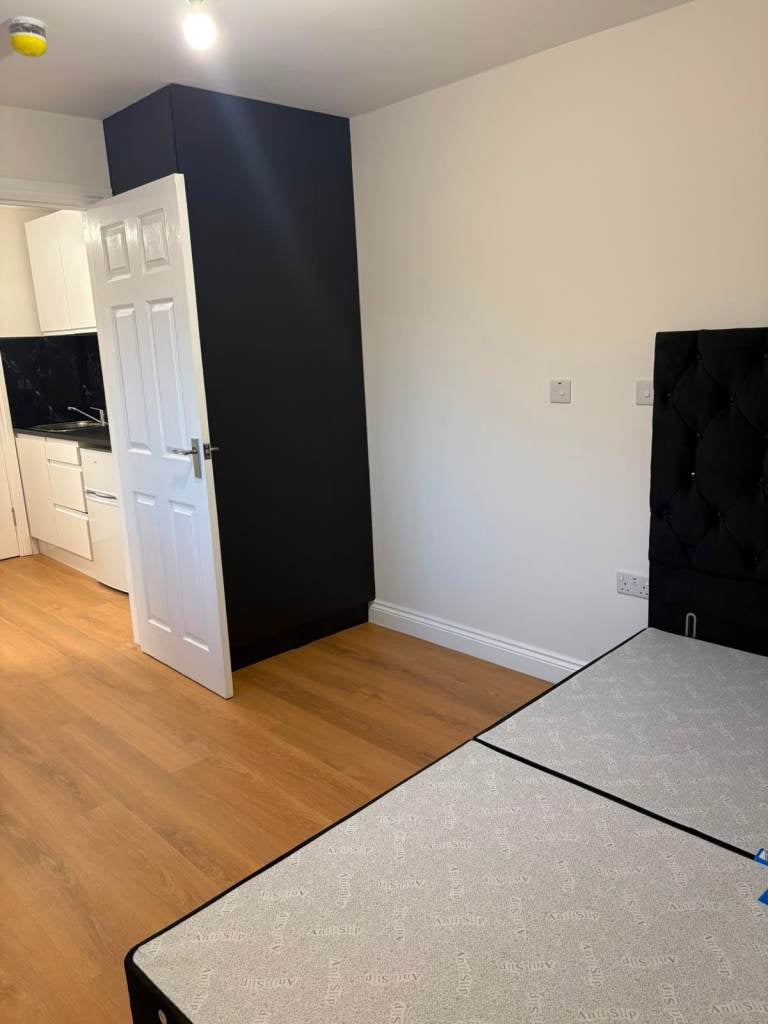 Room Hillside Road in Luton