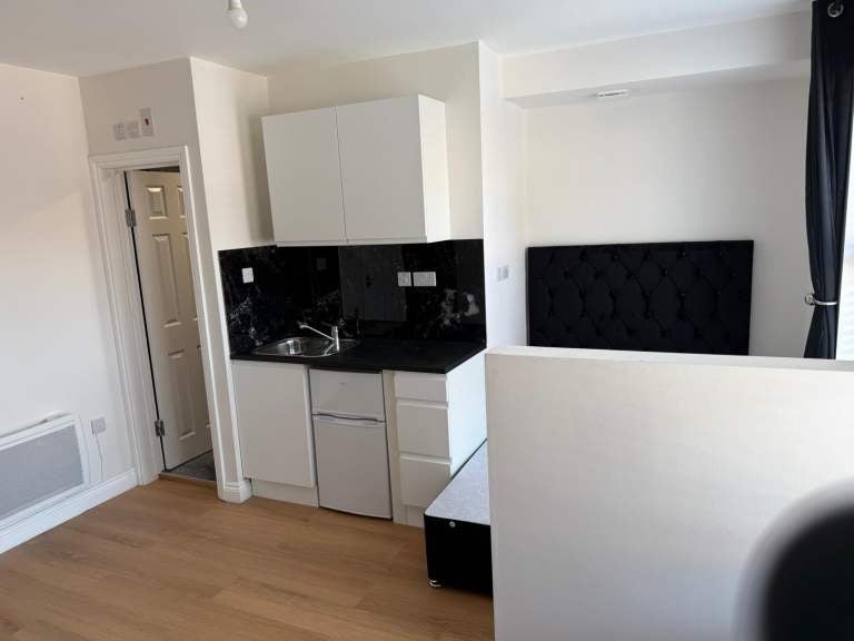 Room Hillside Road in Luton