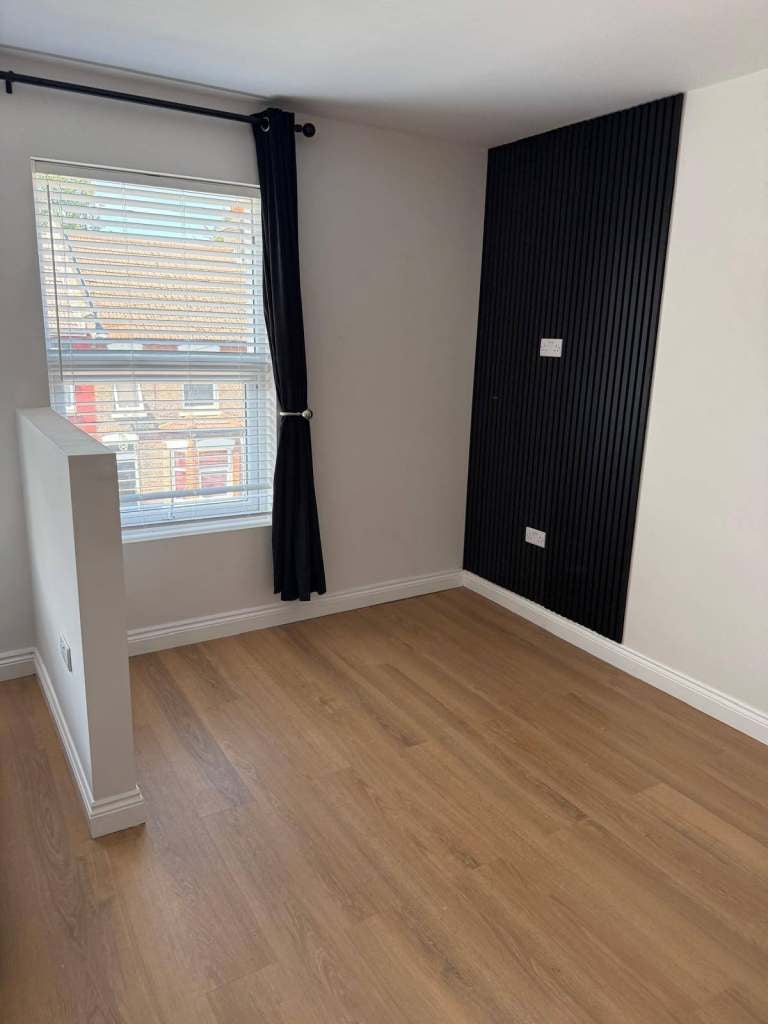Room Hillside Road in Luton