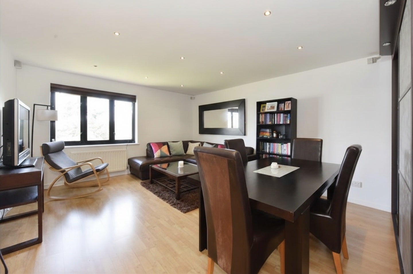 Flat Amsterdam Road in Greater London
